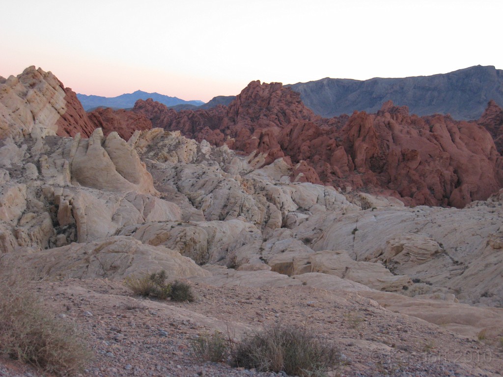 Las Vegas 2010 - Valley of Fire 1561.JPG - The 2010 Las Vegas Fire - Ice and Sweat Tour. Half Marathon, Red Rock Canyon, Mt. Charleston, Casinos, Valley of Fire.... and buffets!